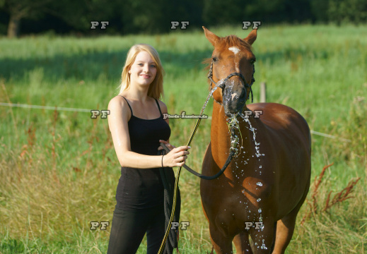 Pferd Mädchen Schlauch Wasser Humor  11 (3)
