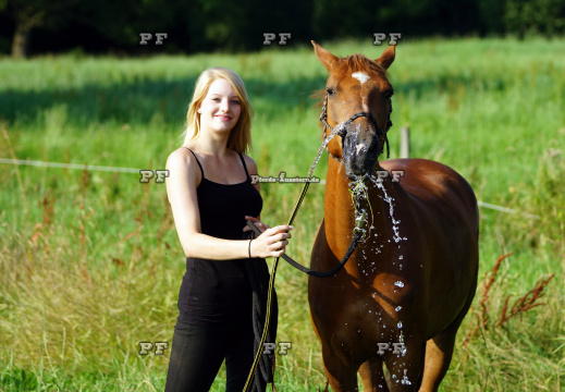 Pferd Mädchen Schlauch Wasser Humor  11 (4)
