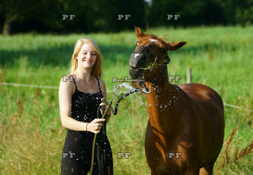 Pferd Mädchen Schlauch Wasser Humor  11 (1)